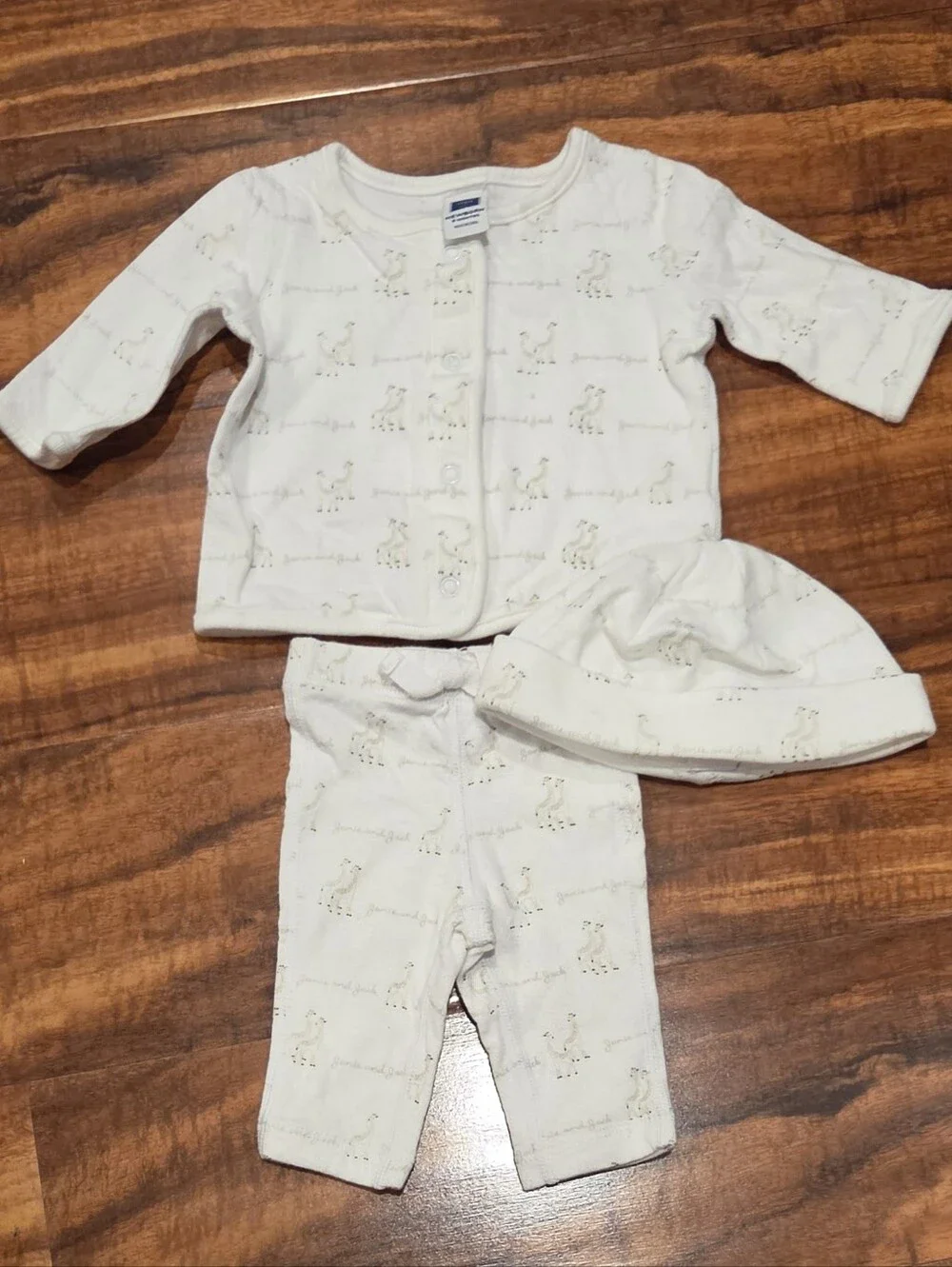 Janie and Jack EUC Newborn Giraffe Print Set and Reversible Hat